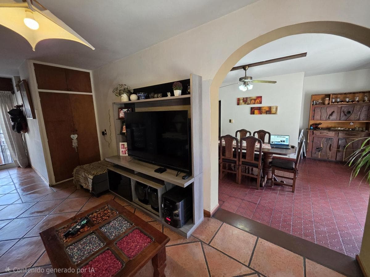 HOUSE FOR SALE: 3 BEDROOMS, 2 APARTMENTS IN VILLA CARLOS PAZ
