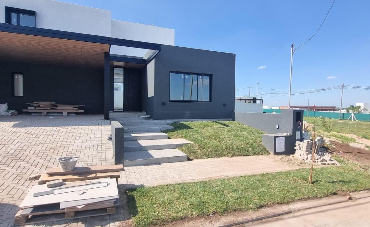 3-BEDROOM DUPLEX FOR SALE IN PRADOS DE MANANTIALES