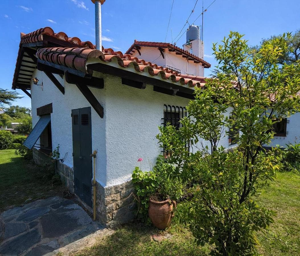 FOR SALE: LARGE HOUSE IN LA FALDA, EDEN NEIGHBORHOOD