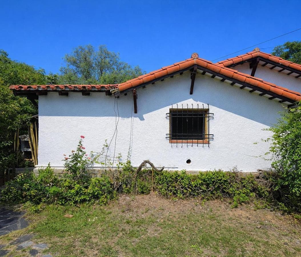 FOR SALE: LARGE HOUSE IN LA FALDA, EDEN NEIGHBORHOOD