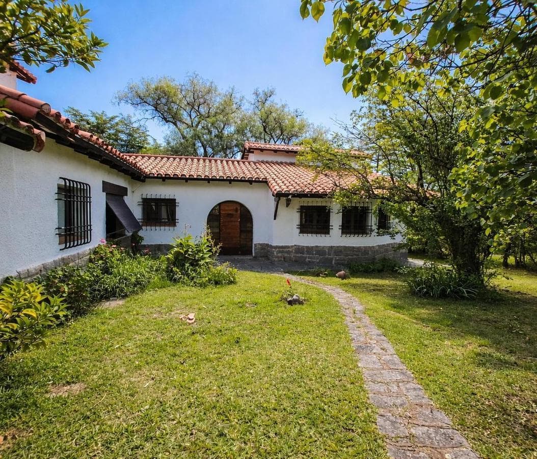 FOR SALE: LARGE HOUSE IN LA FALDA, EDEN NEIGHBORHOOD