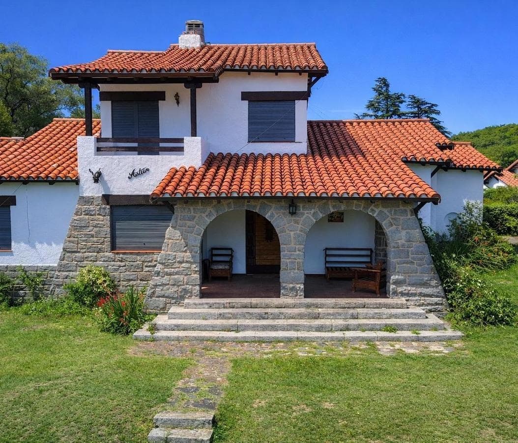 FOR SALE: LARGE HOUSE IN LA FALDA, EDEN NEIGHBORHOOD
