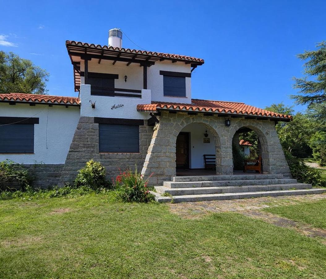 FOR SALE: LARGE HOUSE IN LA FALDA, EDEN NEIGHBORHOOD