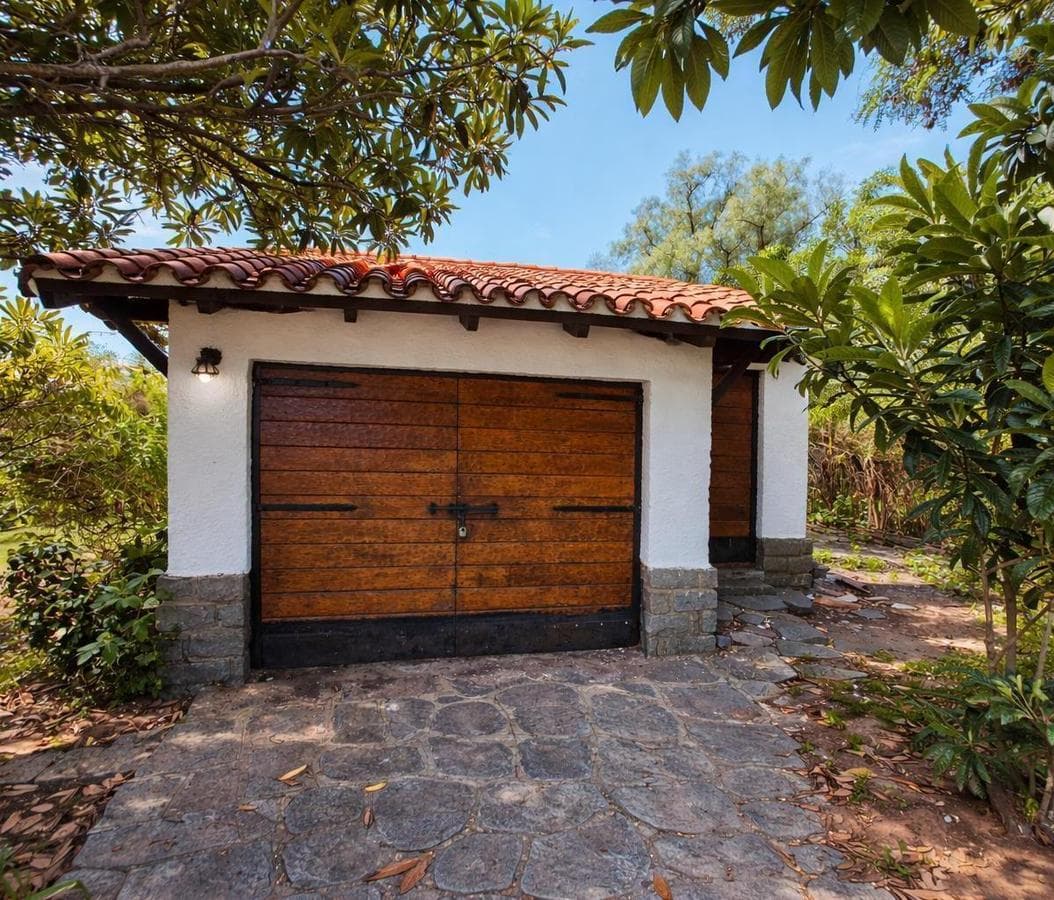FOR SALE: LARGE HOUSE IN LA FALDA, EDEN NEIGHBORHOOD