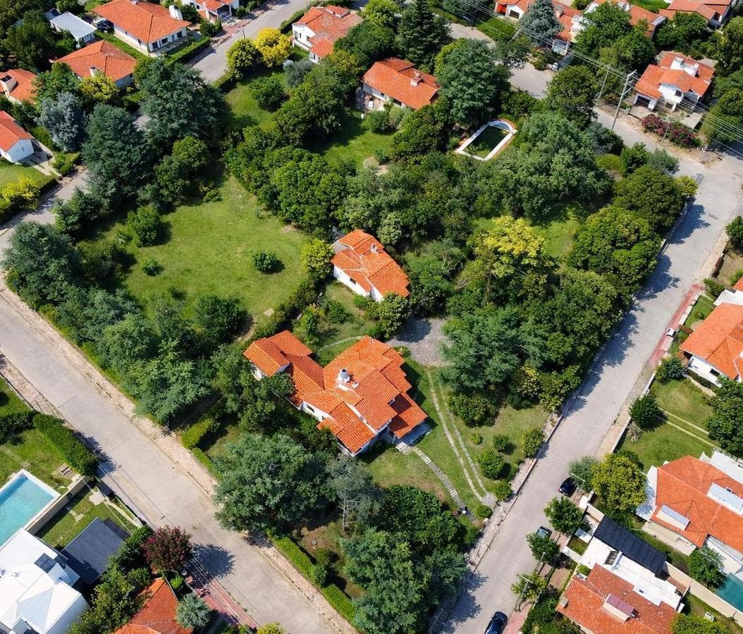 FOR SALE: LARGE HOUSE IN LA FALDA, EDEN NEIGHBORHOOD