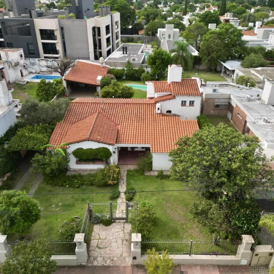 House for Sale in Cerro de las Rosas: 822 m of Land, Pool, 4 Bedrooms, and Excellent Location
