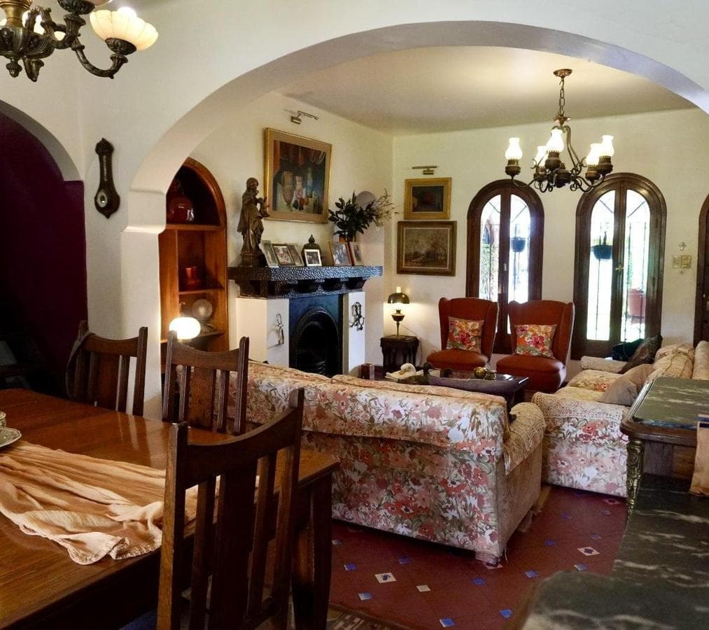 House for Sale in Cerro de las Rosas: 822 m of Land, Pool, 4 Bedrooms, and Excellent Location