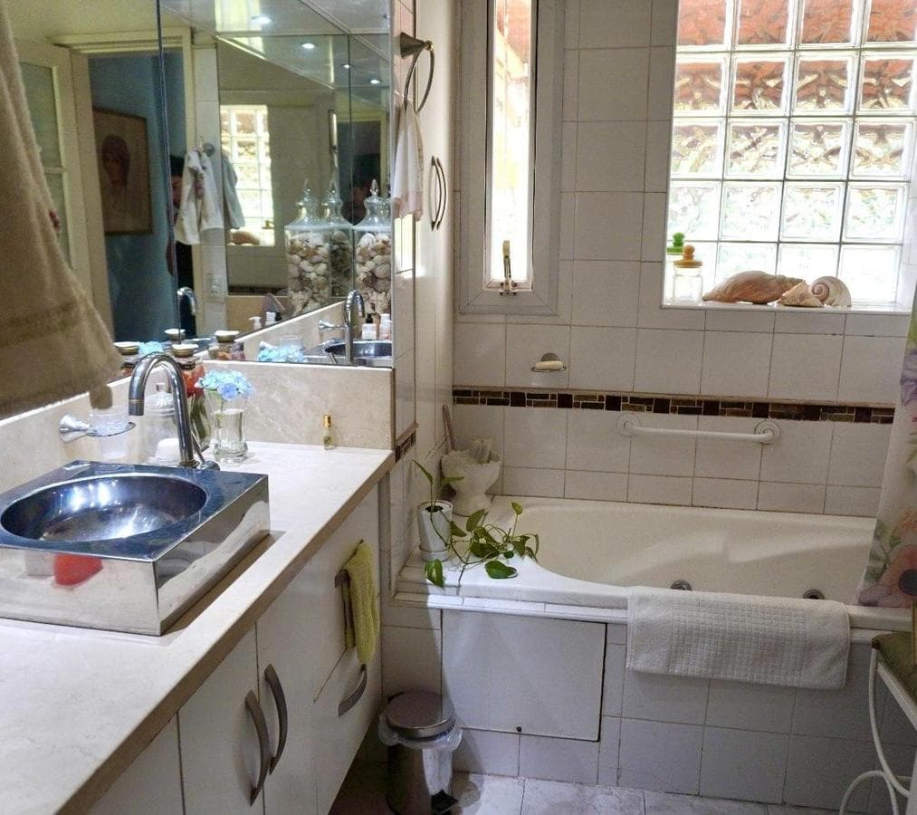 Casa en Venta en Cerro de las Rosas 822 m de Terreno, Pileta, 4 Dormitorios y Excelente Ubicación
