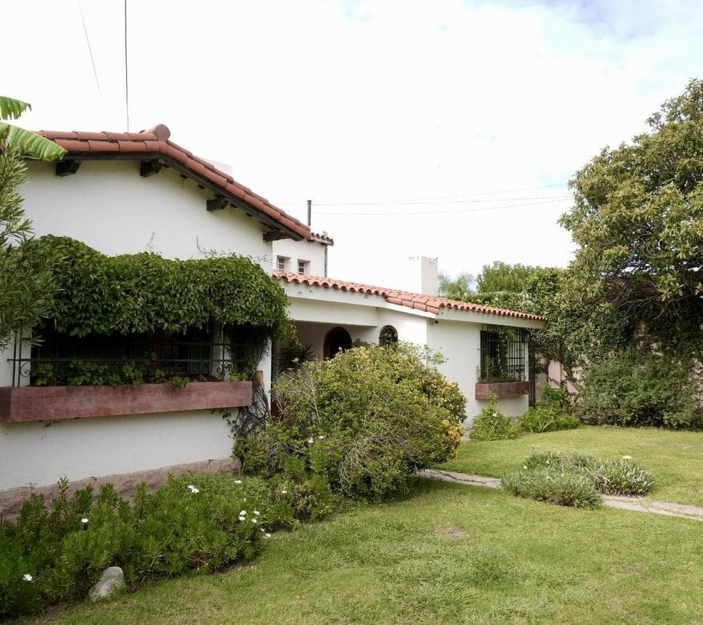 Casa en Venta en Cerro de las Rosas 822 m de Terreno, Pileta, 4 Dormitorios y Excelente Ubicación