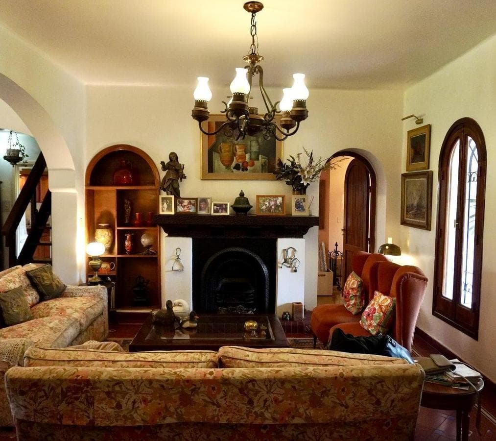 House for Sale in Cerro de las Rosas: 822 m of Land, Pool, 4 Bedrooms, and Excellent Location