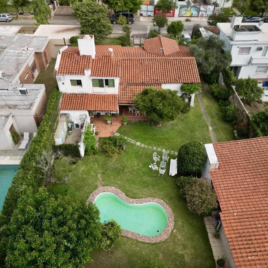House for Sale in Cerro de las Rosas: 822 m of Land, Pool, 4 Bedrooms, and Excellent Location