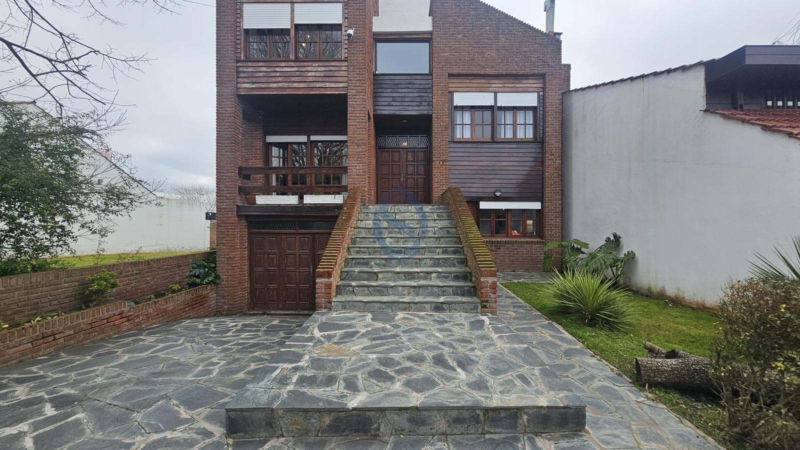 For Sale - Seven-room villa on five floors with a patio and garage - Arenales 3929 - Divino Rostro