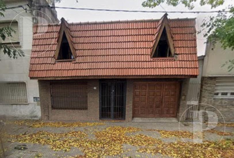 | FOR SALE | 3-bedroom house with barbecue area and pool, in need of renovation