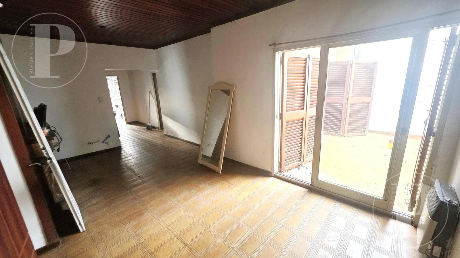 | FOR SALE | 3-bedroom house with barbecue area and pool, in need of renovation