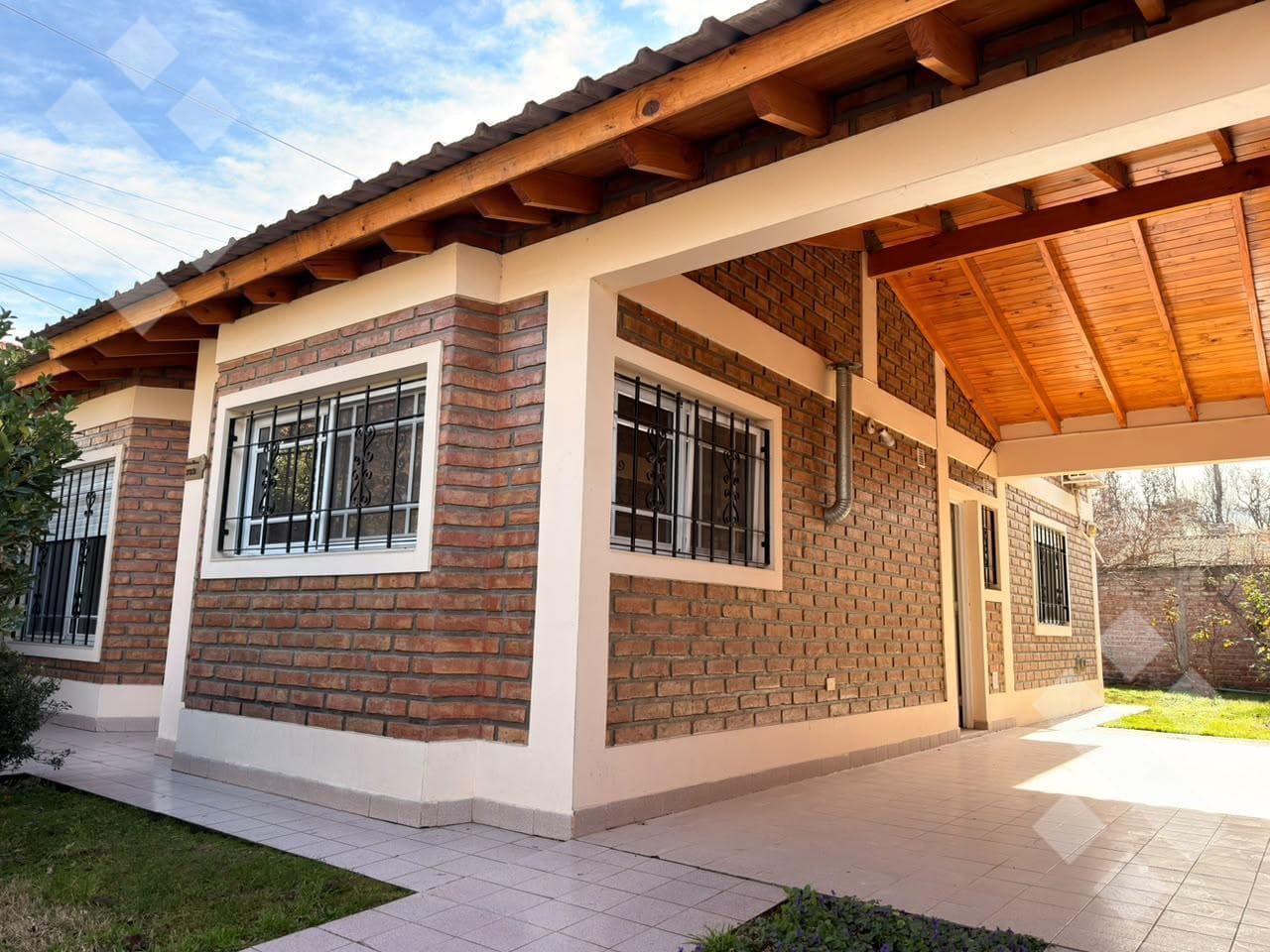 For Sale | 3-Bedroom House | Financing Available | Hunter Neighborhood | Plottier