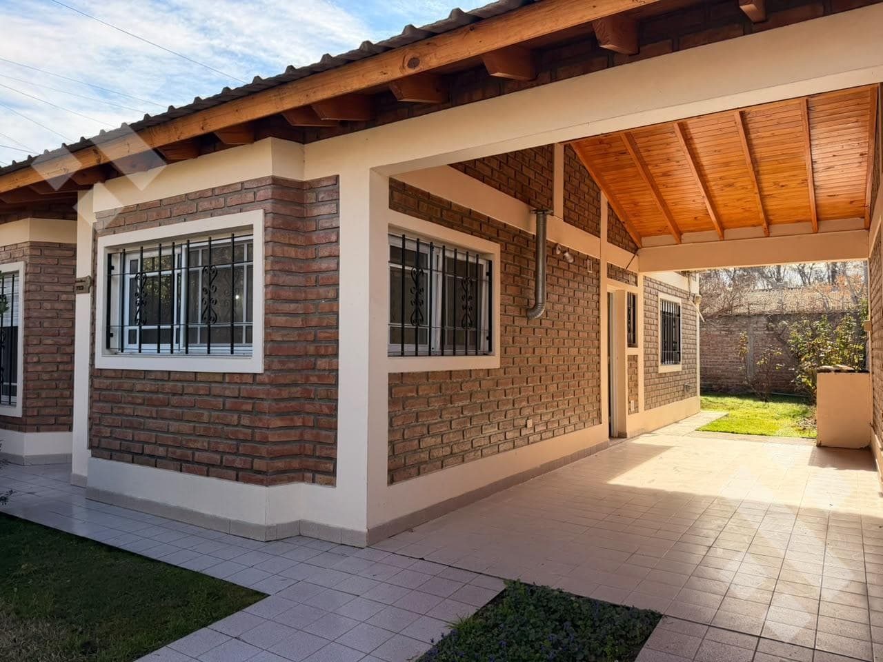 For Sale | 3-Bedroom House | Financing Available | Hunter Neighborhood | Plottier