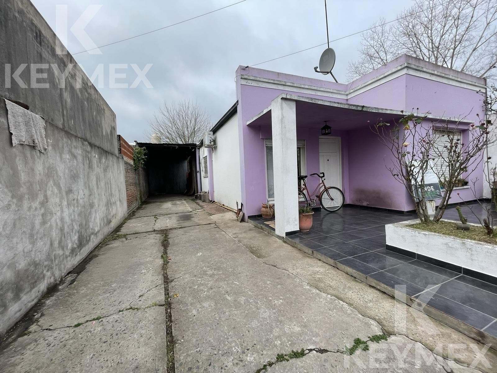 House for Sale, Los Hornos, La Plata, 2 bedrooms, 2-car garage, yard, and park.