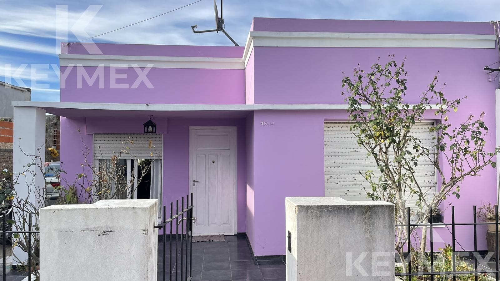 House for Sale, Los Hornos, La Plata, 2 bedrooms, 2-car garage, yard, and park.