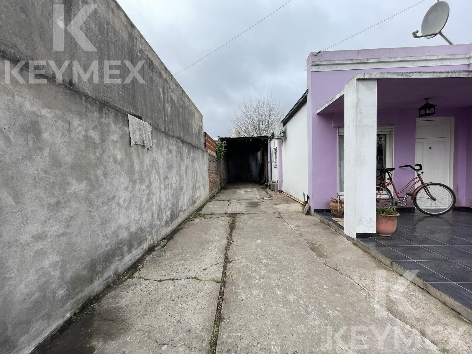 House for Sale, Los Hornos, La Plata, 2 bedrooms, 2-car garage, yard, and park.