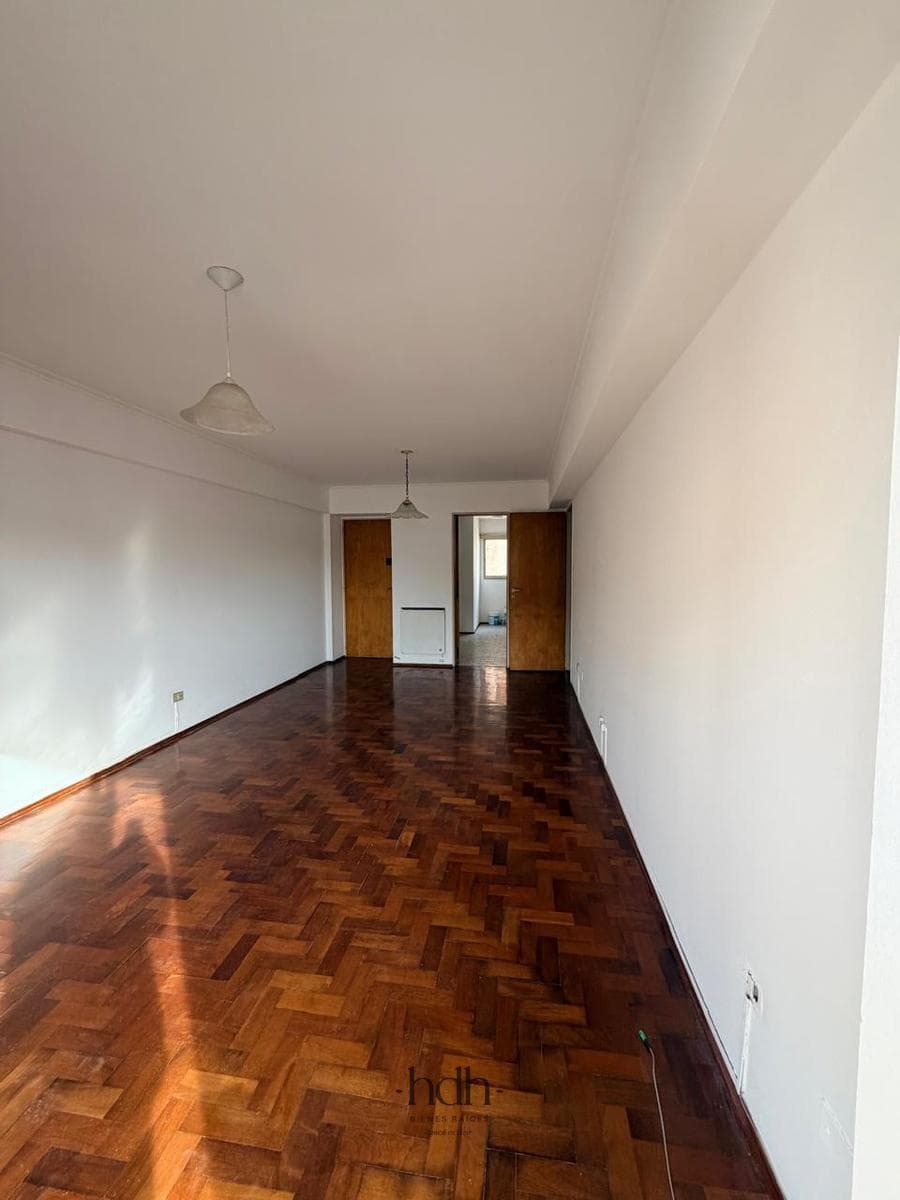2-bedroom, 1-bathroom apartment with a separate kitchen and a balcony in Nueva Córdoba
