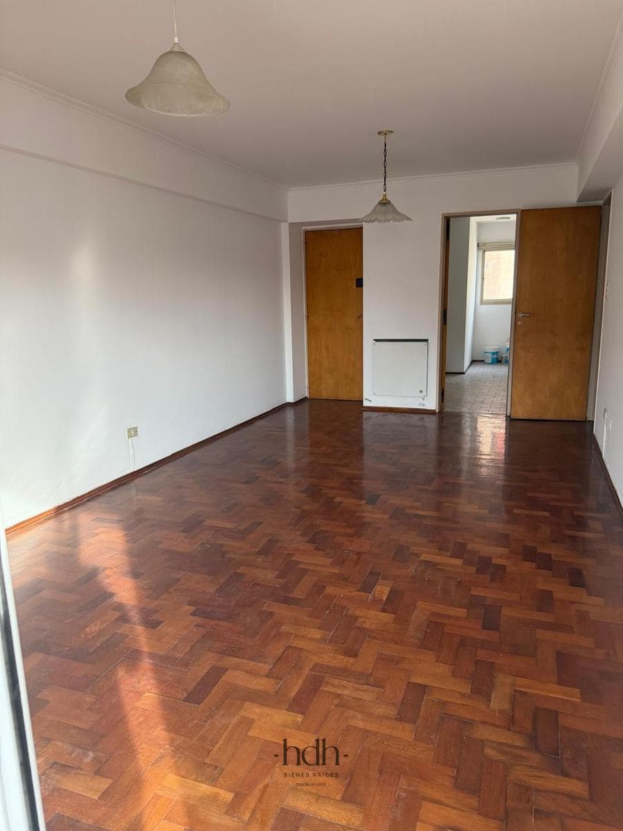 2-bedroom, 1-bathroom apartment with a separate kitchen and a balcony in Nueva Córdoba