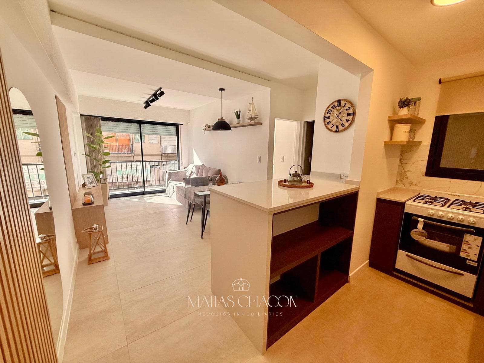 2-room apartment facing the street, completely renovated to look brand new