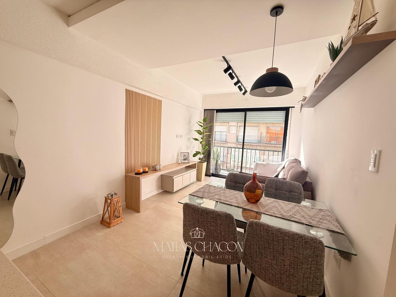 2-room apartment facing the street, completely renovated to look brand new