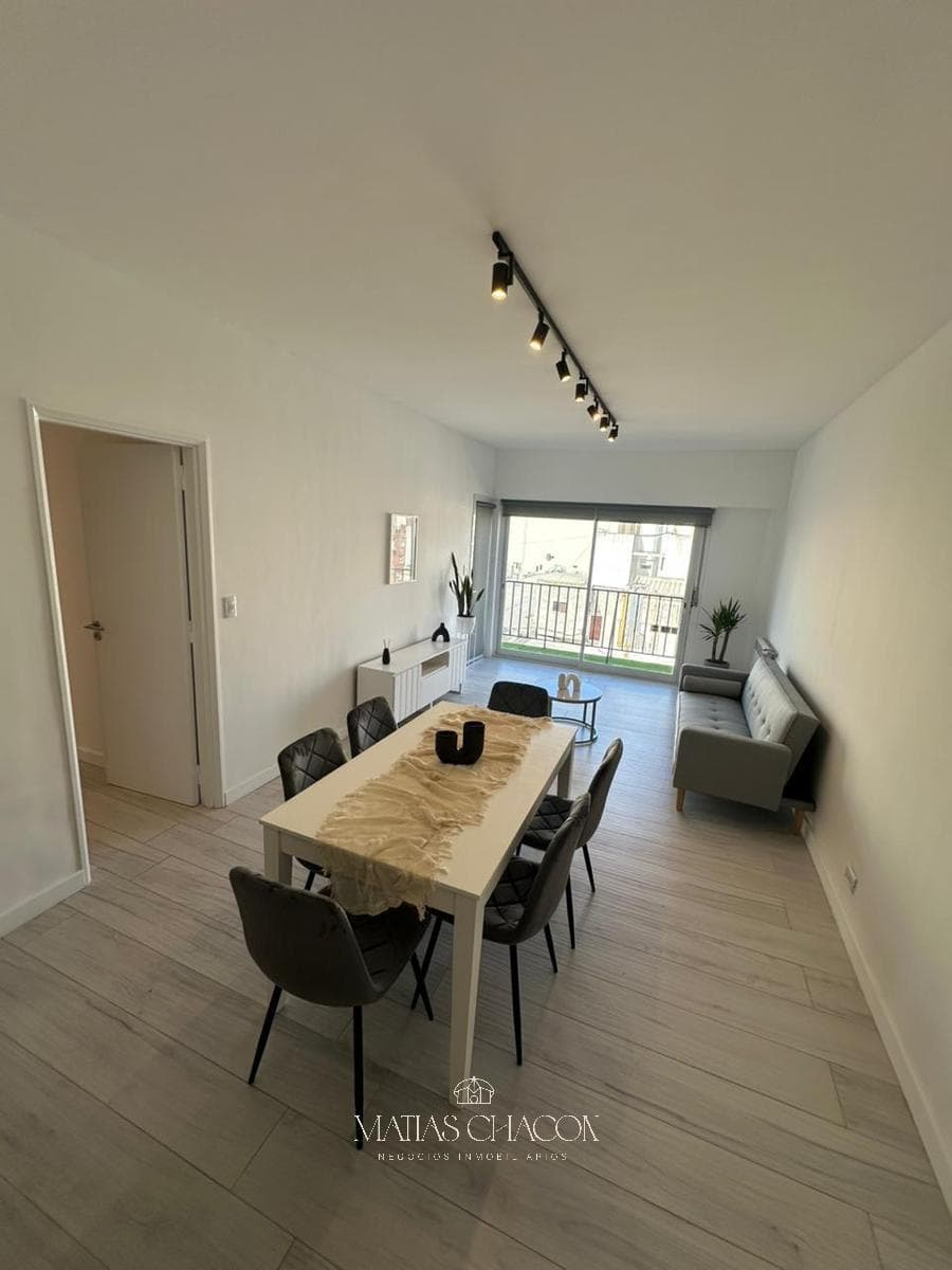 4-room apartment with a balcony/terrace, completely renovated to look brand new, just a few meters from the ocean!!