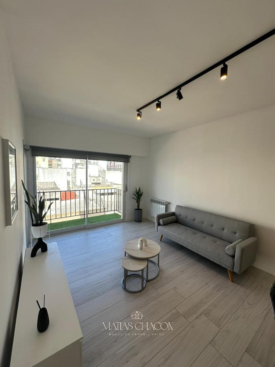 4-room apartment with a balcony/terrace, completely renovated to look brand new, just a few meters from the ocean!!
