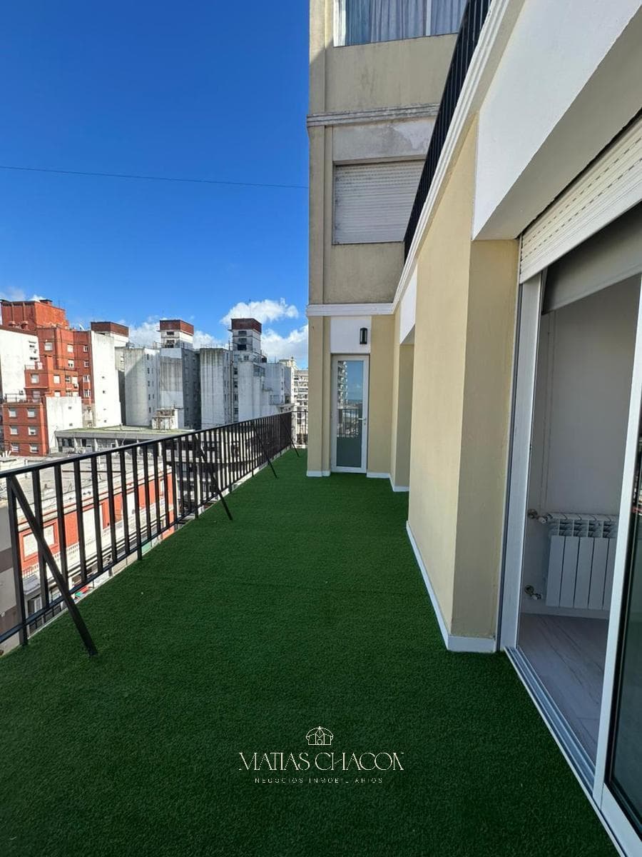 4-room apartment with a balcony/terrace, completely renovated to look brand new, just a few meters from the ocean!!