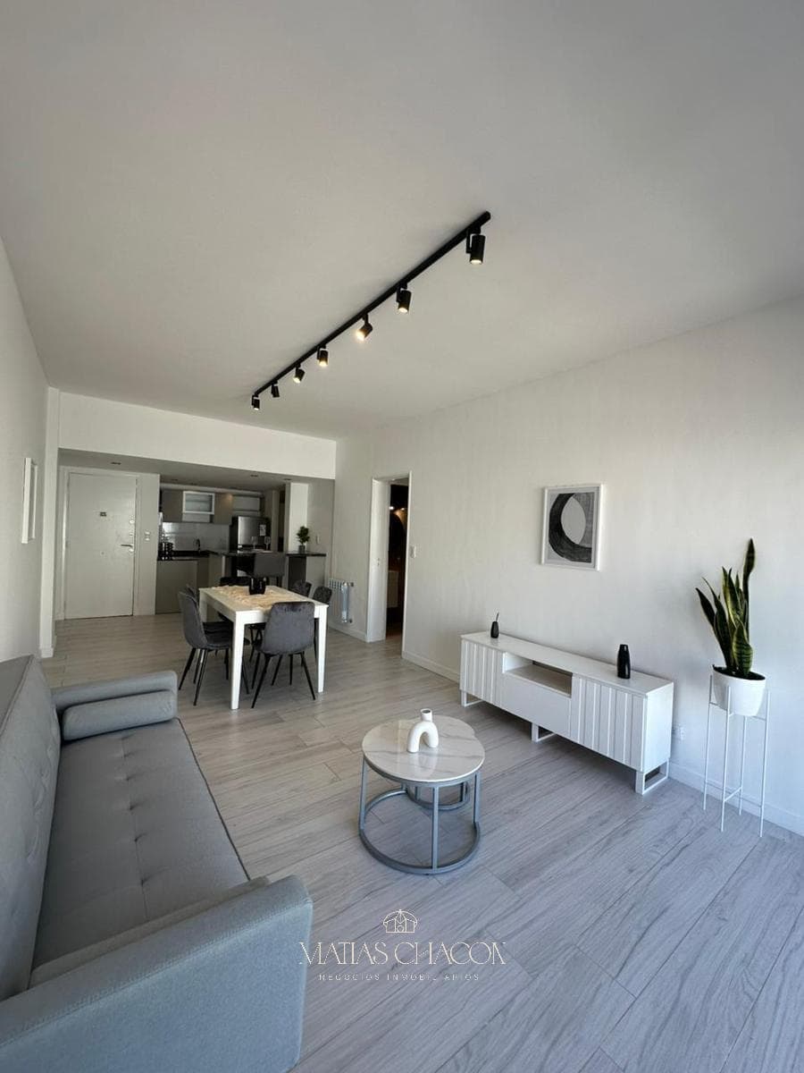 4-room apartment with a balcony/terrace, completely renovated to look brand new, just a few meters from the ocean!!
