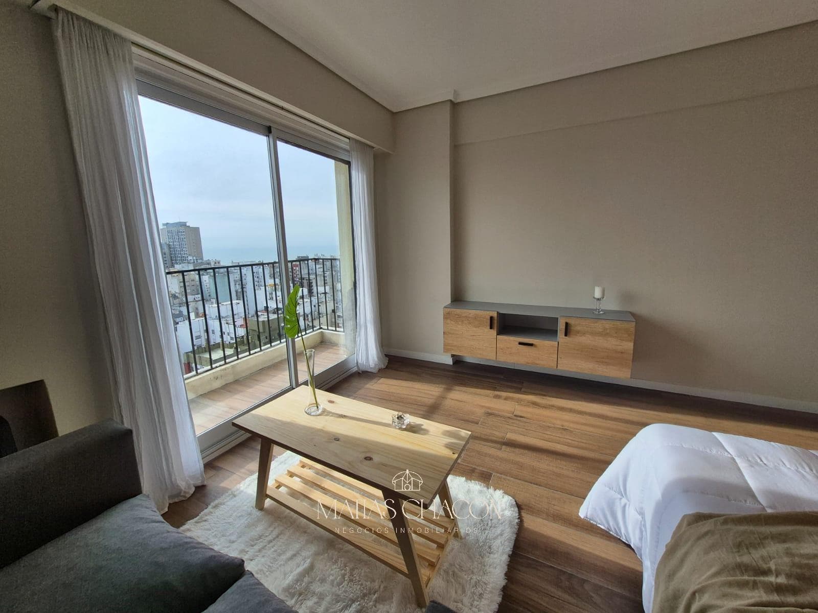 1-Bedroom Apartment Facing the Street with a Balcony and Panoramic View