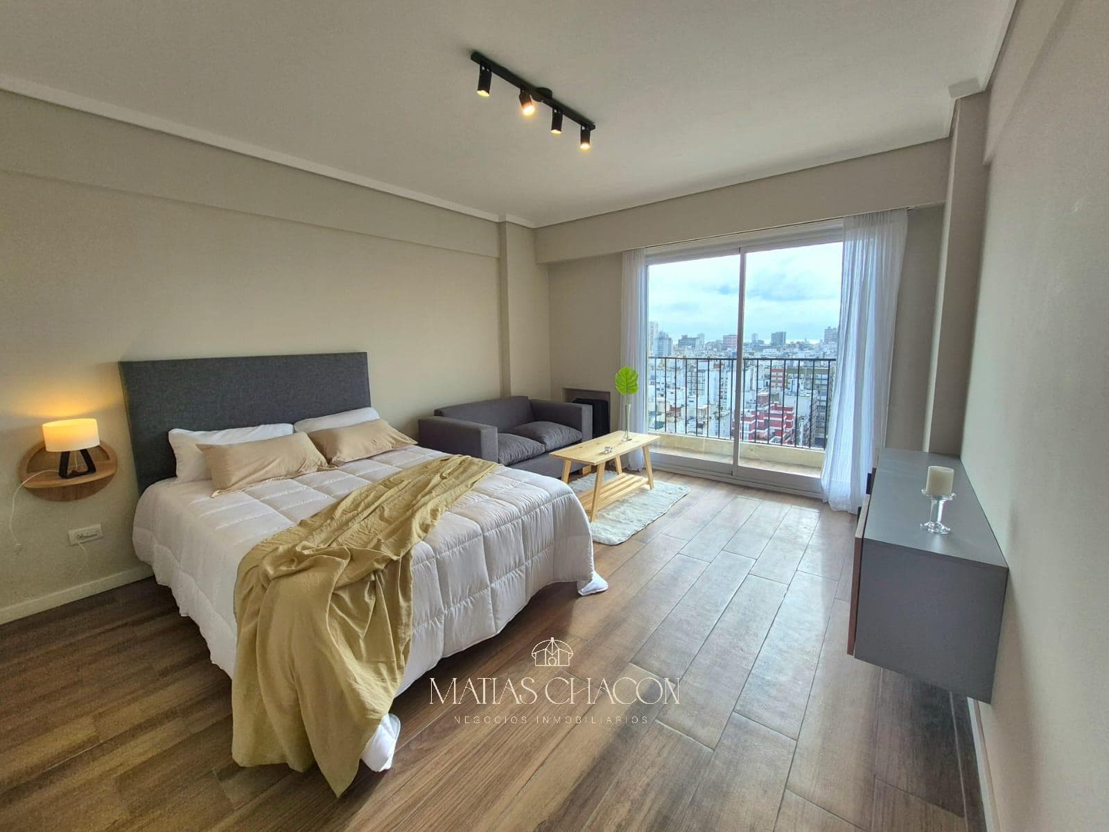 1-Bedroom Apartment Facing the Street with a Balcony and Panoramic View