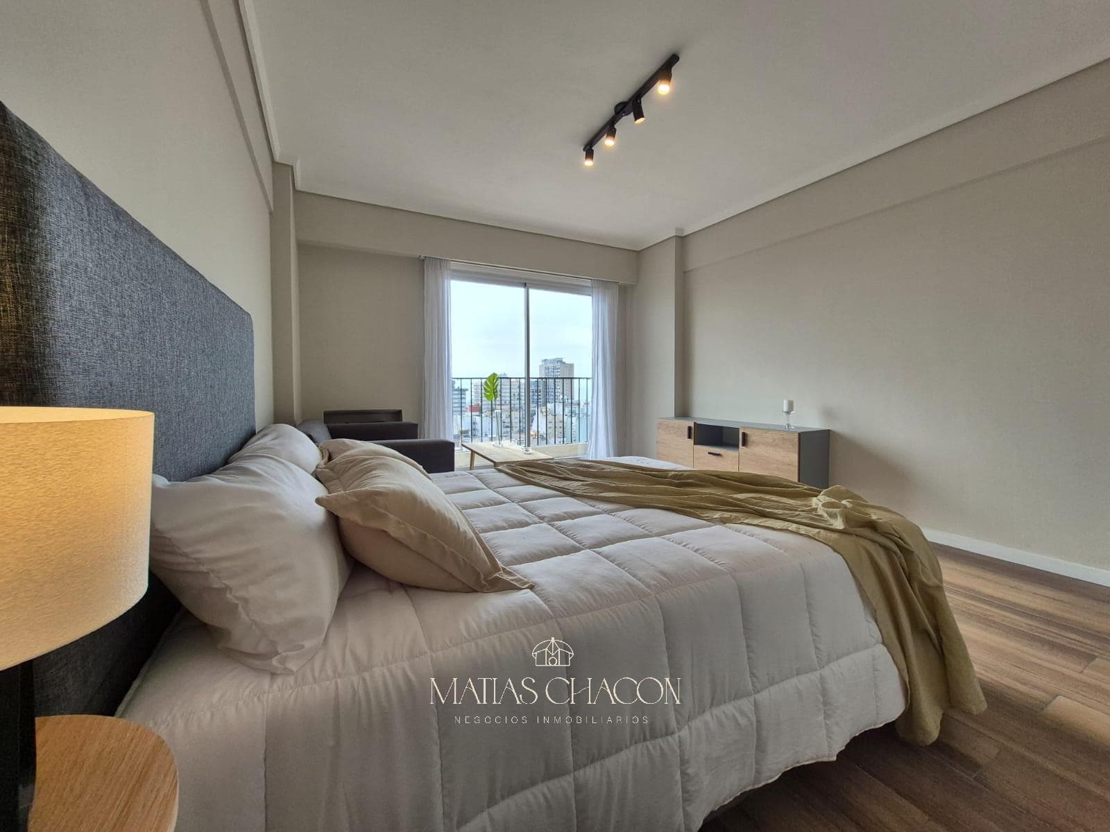 1-Bedroom Apartment Facing the Street with a Balcony and Panoramic View