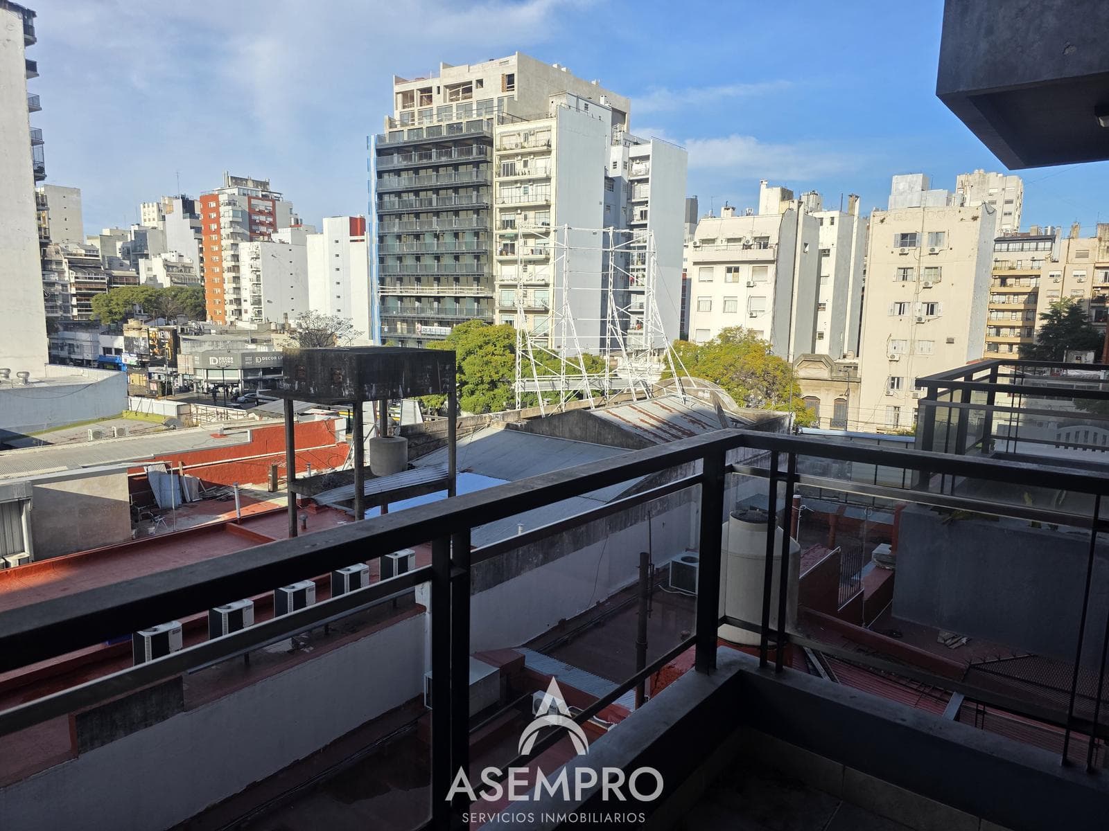Bright studio apartment with a balcony on the 5th floor – 1 block from Subway Line D