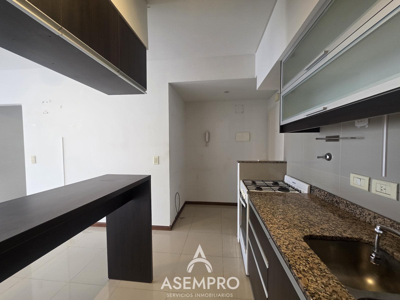 Bright studio apartment with a balcony on the 5th floor – 1 block from Subway Line D