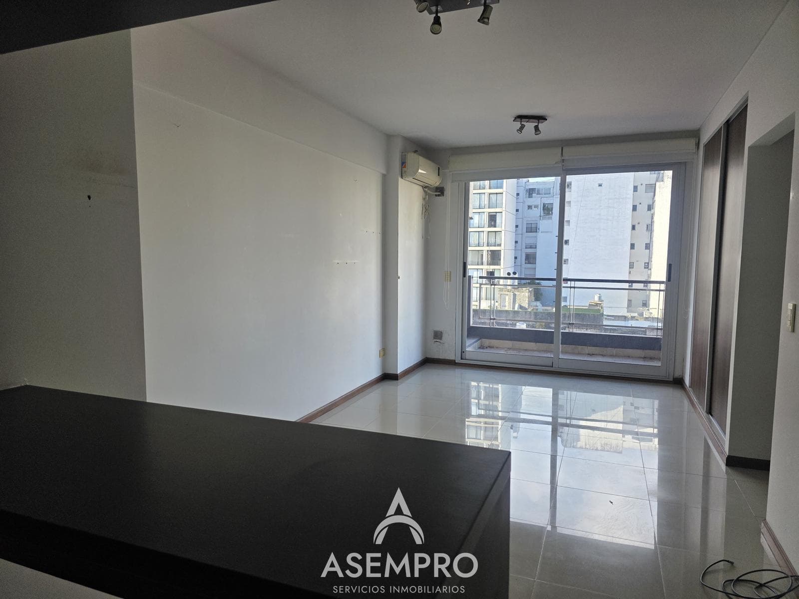 Bright studio apartment with a balcony on the 5th floor – 1 block from Subway Line D