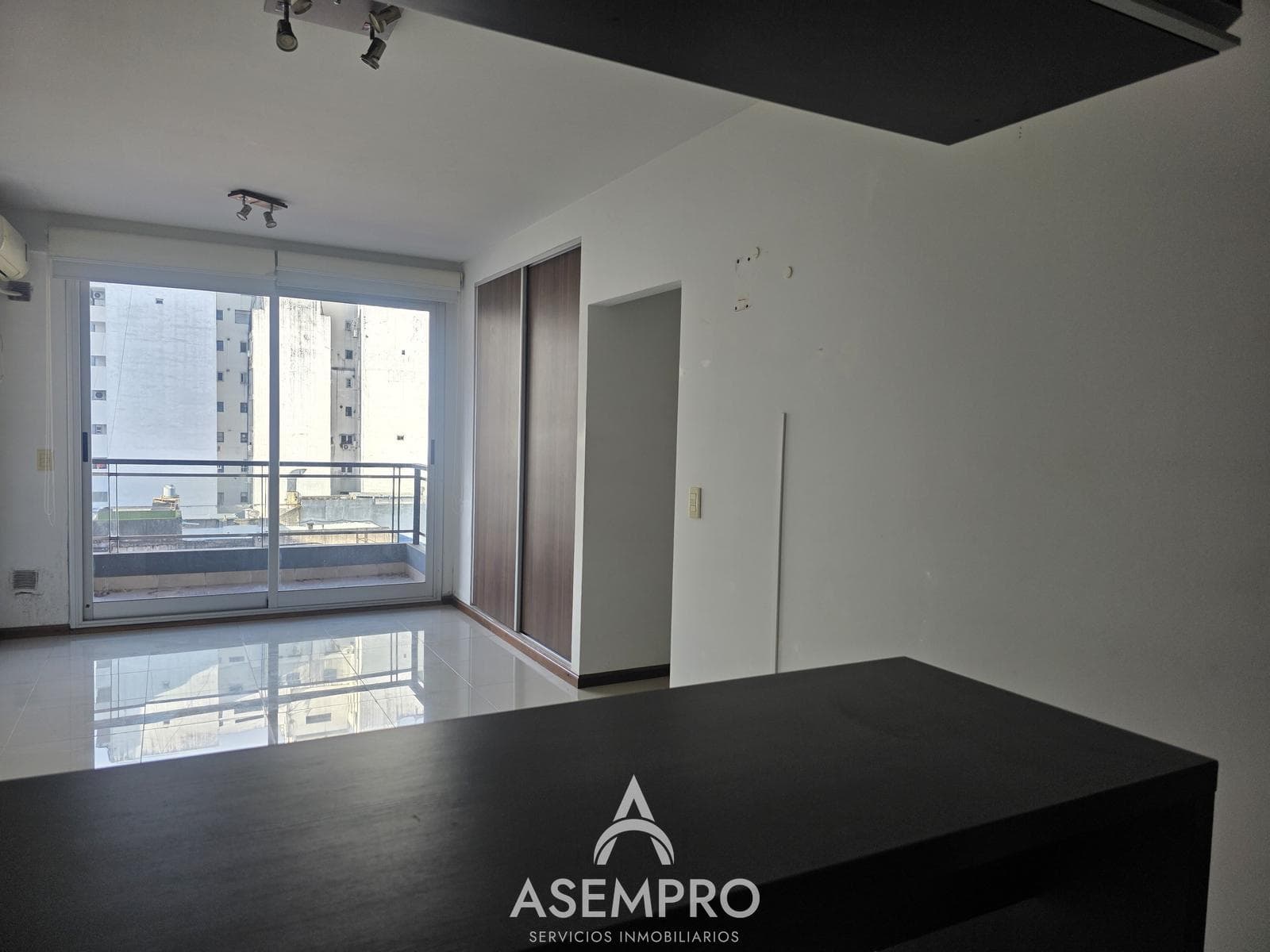 Bright studio apartment with a balcony on the 5th floor – 1 block from Subway Line D