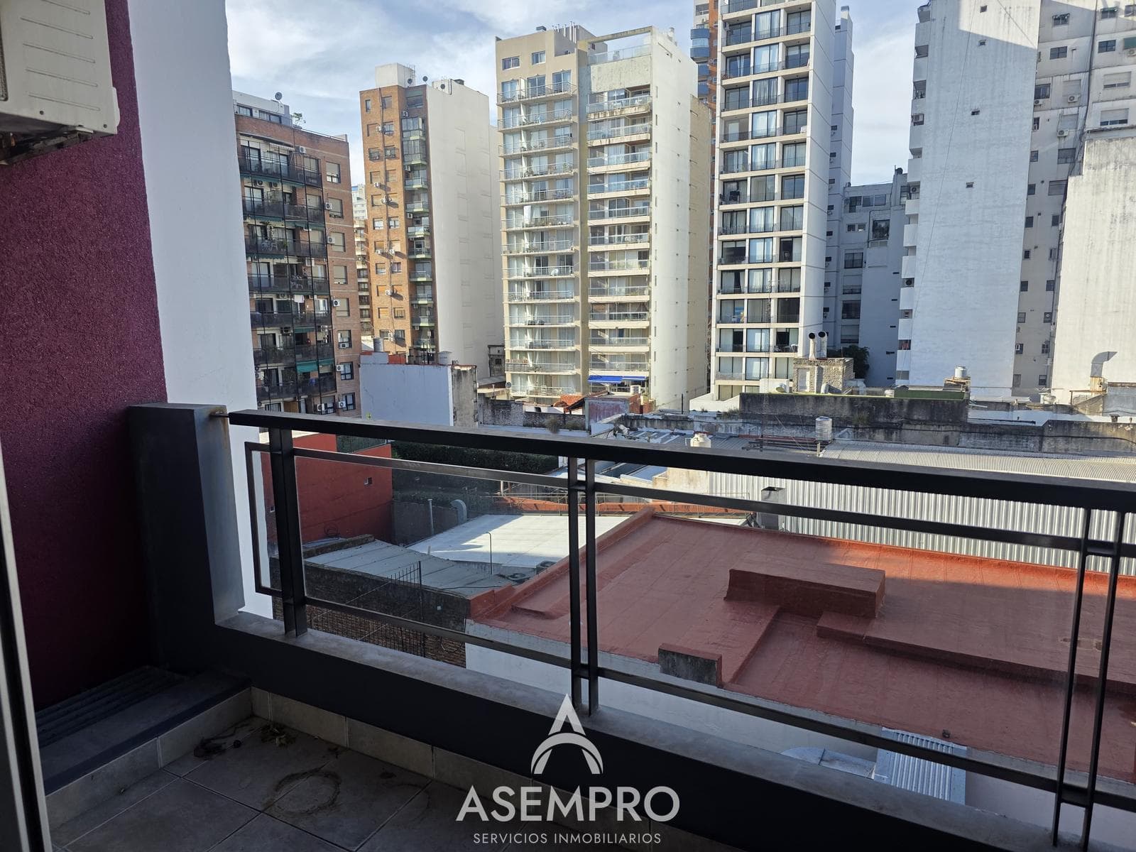 Bright studio apartment with a balcony on the 5th floor – 1 block from Subway Line D