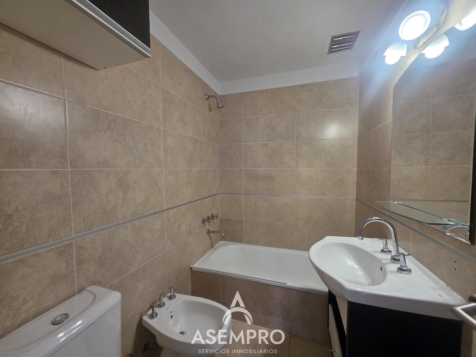 Bright studio apartment with a balcony on the 5th floor – 1 block from Subway Line D