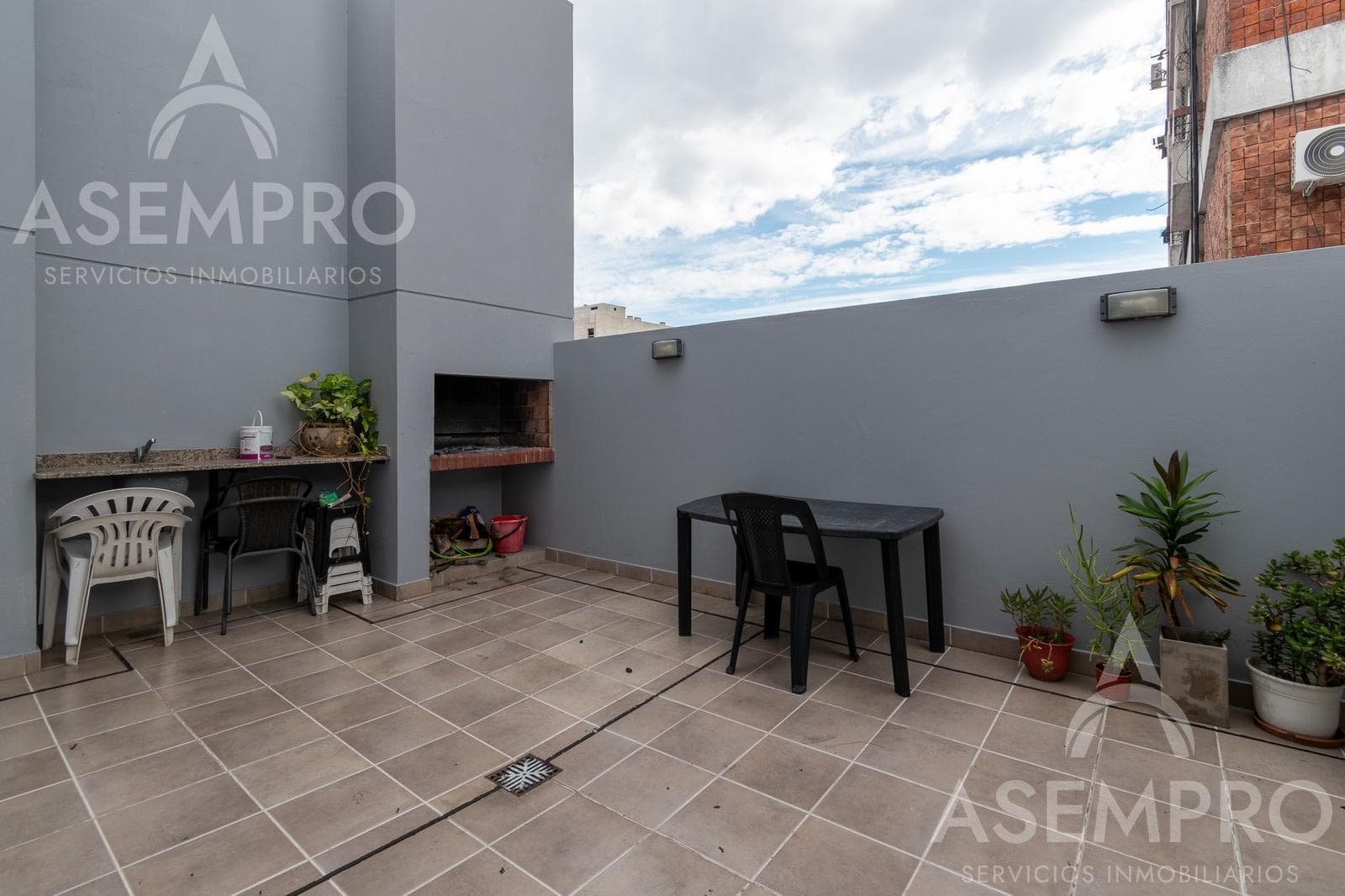 Bright studio apartment with a balcony on the 5th floor – 1 block from Subway Line D