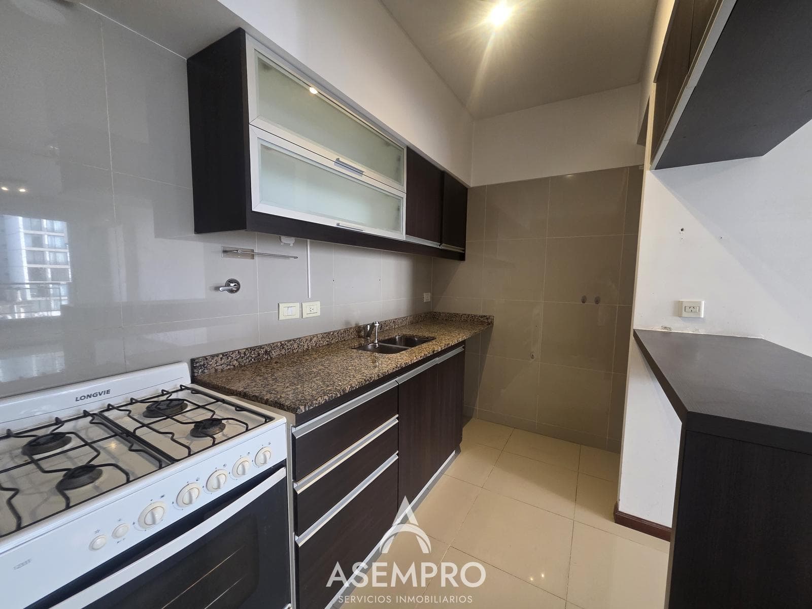 Bright studio apartment with a balcony on the 5th floor – 1 block from Subway Line D