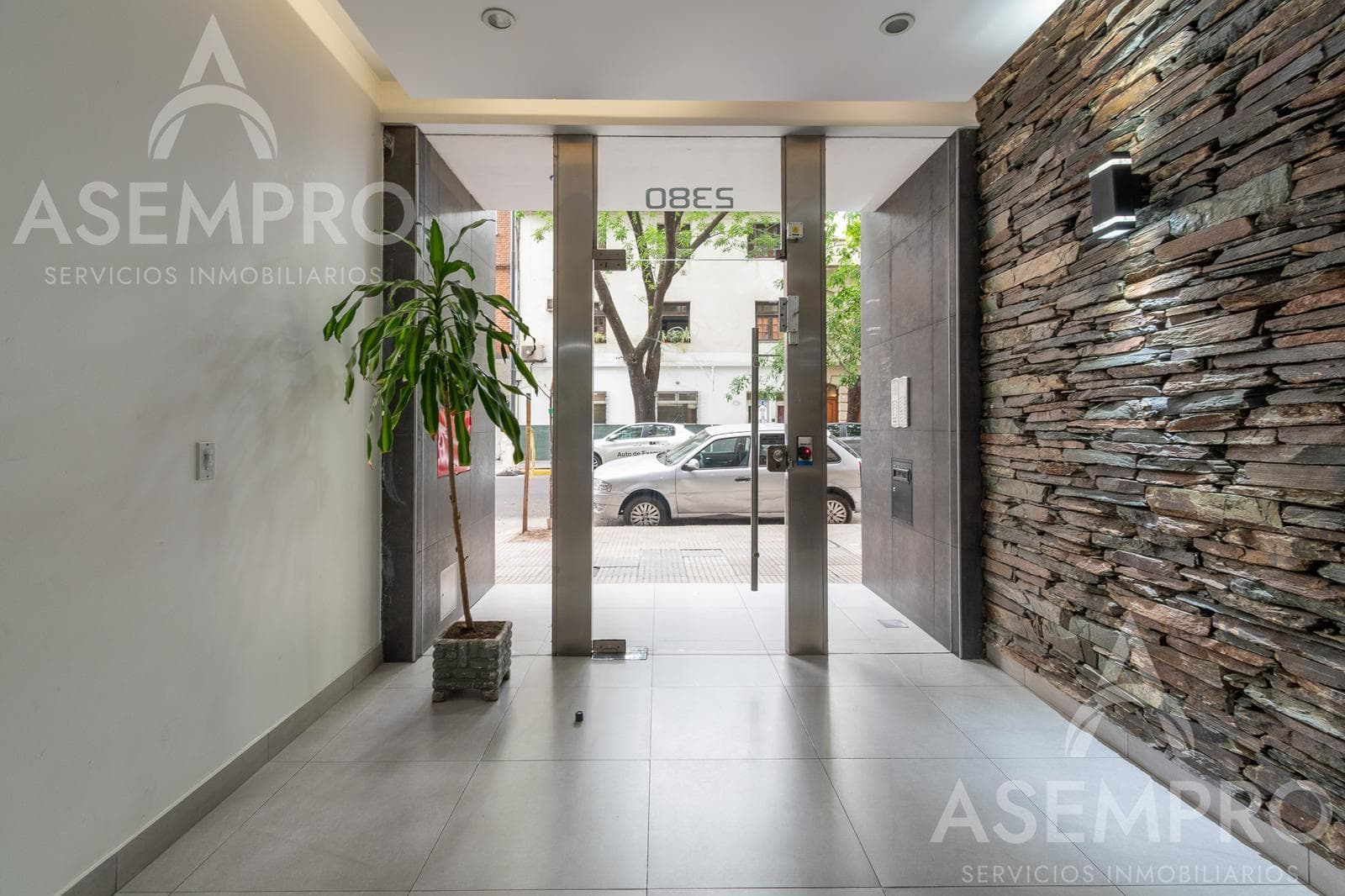 Bright studio apartment with a balcony on the 5th floor – 1 block from Subway Line D