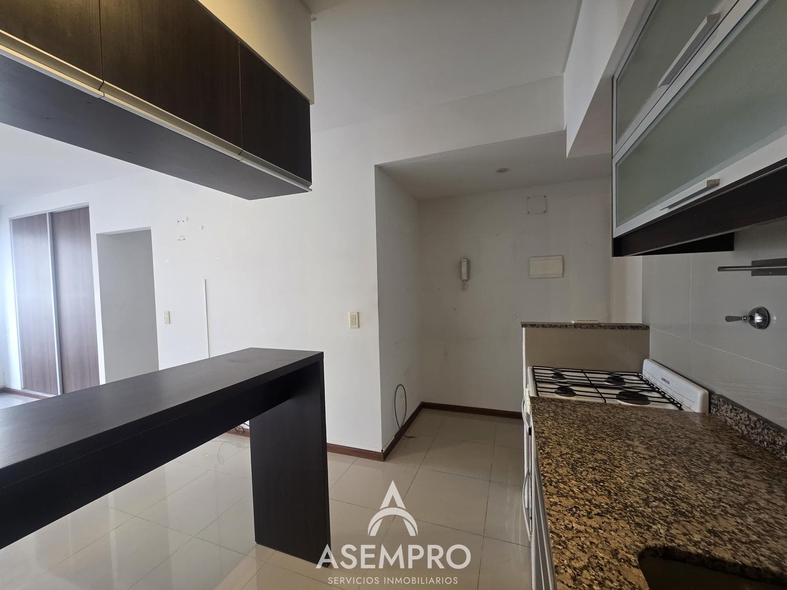 Bright studio apartment with a balcony on the 5th floor – 1 block from Subway Line D