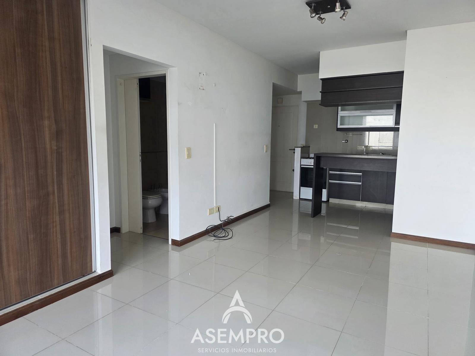 Bright studio apartment with a balcony on the 5th floor – 1 block from Subway Line D