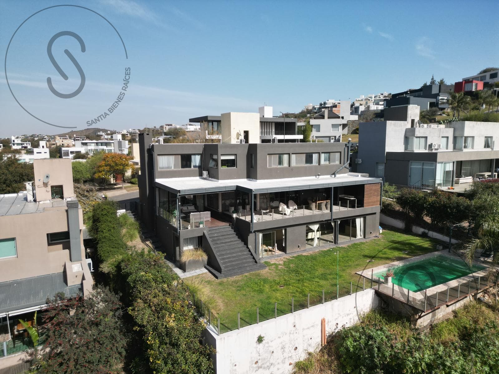 HOUSE FOR SALE IN LA RUFINA: 4 BEDROOMS, SWIMMING POOL