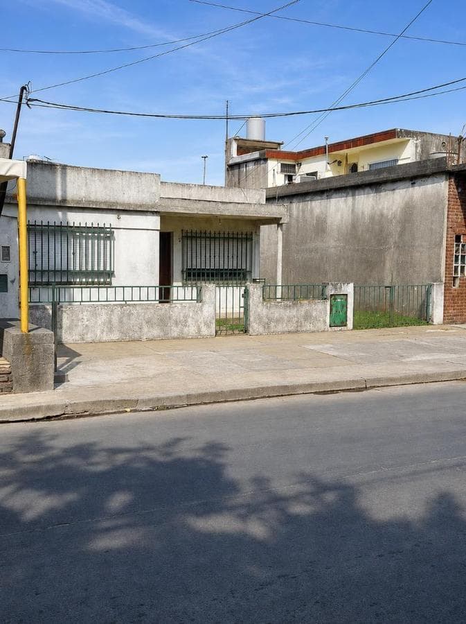 4-room house in need of renovation, excellent location and orientation