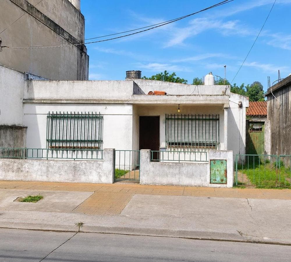 4-room house in need of renovation, excellent location and orientation