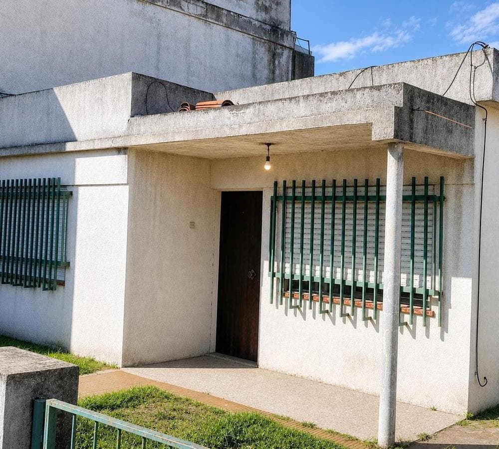 4-room house in need of renovation, excellent location and orientation