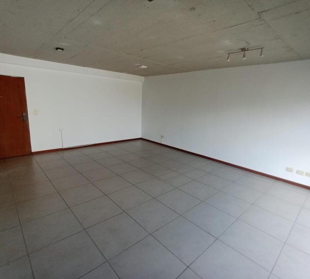 SPACIOUS OFFICE AT BUREAU MARIA EUGENIA